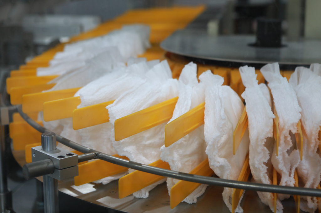 изделия из переработанной бумаги. механическая переработка пластика. изготовлено из сырья. продукция из вторичного сырья. переработанный пластик.